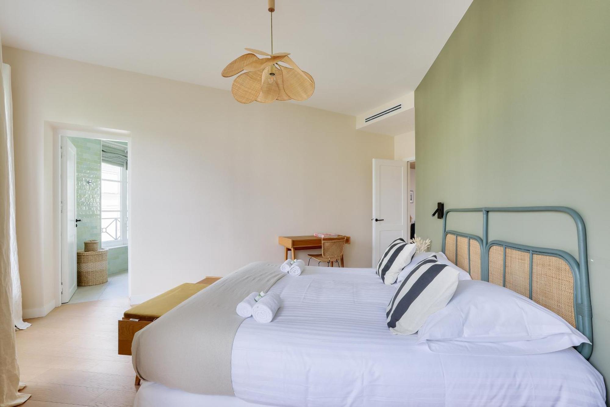 Grande Terrasse, Climatisation, 3 Chambres, Marais Apartment